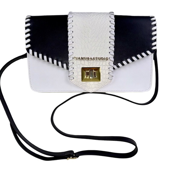 PIANURASTUDIO CLUTCH IN WHITE AND BLACK LEATHER